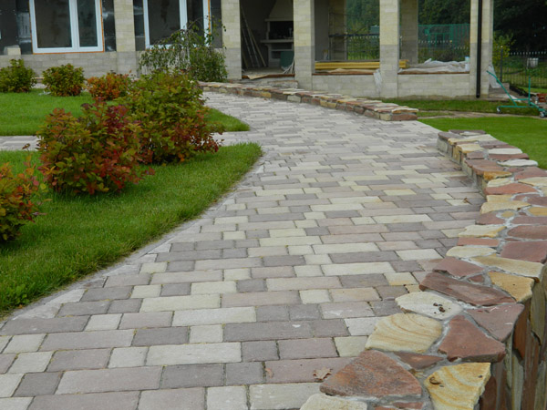 Мощение дорожек с подготовкой основания для авто