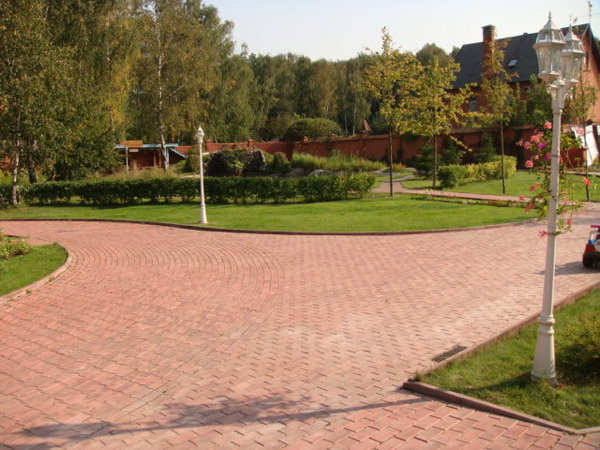 Мощение дорожек с подготовкой основания для авто