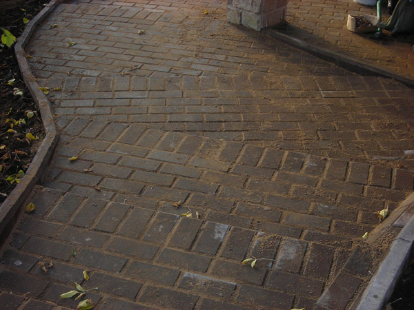 Мощение дорожек с подготовкой основания для авто